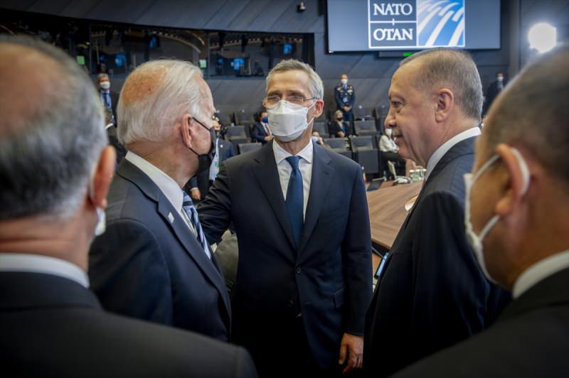 NATO Genel Sekreteri Stoltenberg ve ABD Başkanı Biden, Cumhurbaşkanı Erdoğan'ın yanına gelerek sohbet etti.