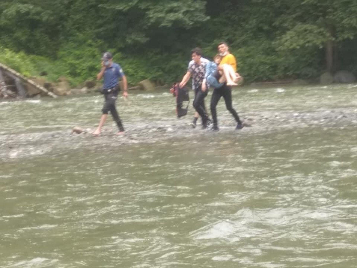 Rize'de rafting botundan düşen genç kız akıntıya kapıldı