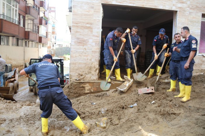Selin Vurduğu Rize’nin Güneysu İlçesinde Jandarma Ekipleri Temizlik Çalışmalarına Destek Veriyor