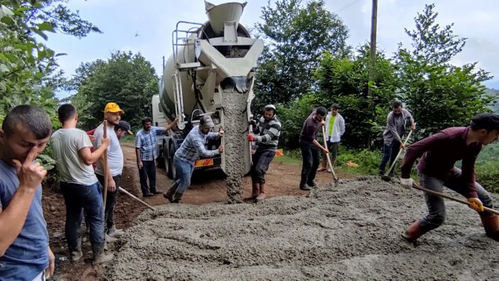 Köyün Gençleri "her Şeyi Devletten Beklememek Lazım" Dediler, Yayla Yollarına Kendileri Beton Döktüler